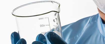 Inspección de material de vidrio de laboratorio en busca de daños